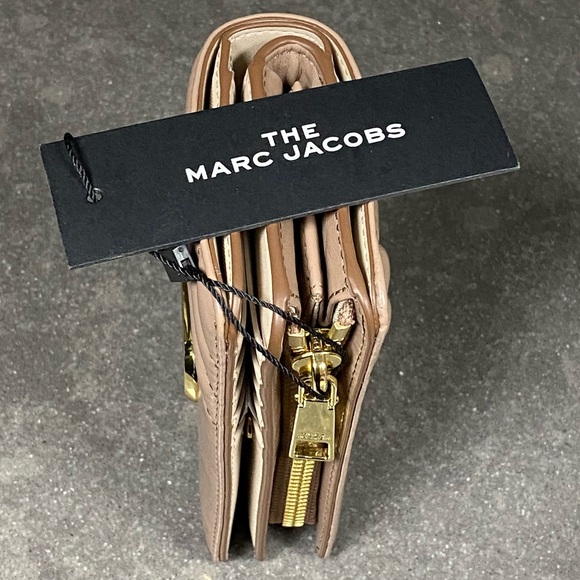 MARC JACOBS - “The Glam Shot” Zip/ Snap Close Leather Wallet In Dusty Beige NWOT - Picture 8 of 16